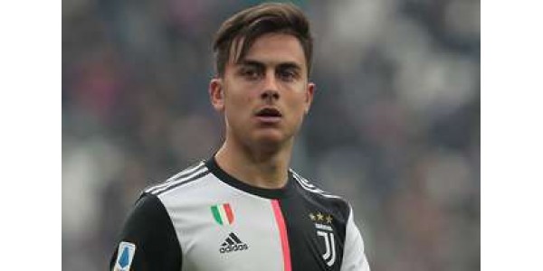 Dybala met le geste OK pour signaler la paix